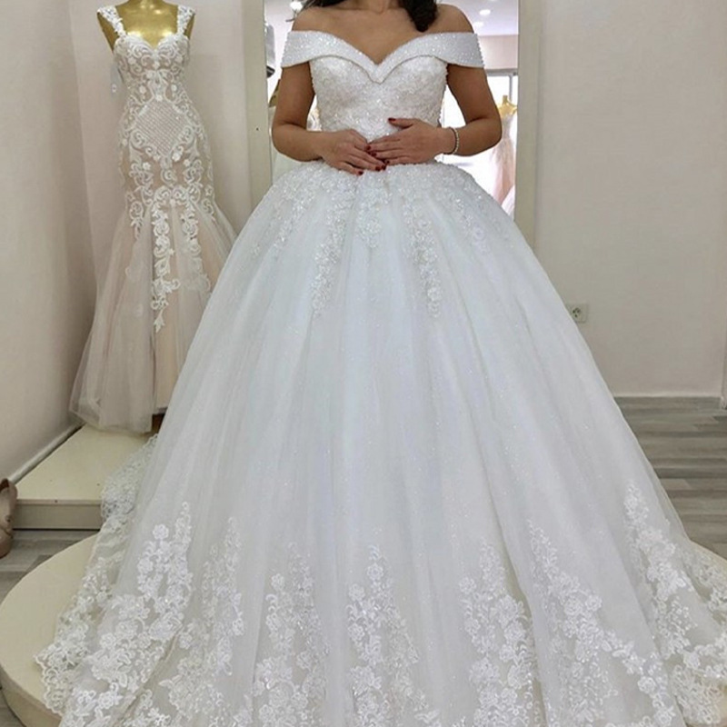 Sexy wedding dress with V-neck and waist, lace-trimmed main wedding dress with short sleeves, one shoulder and backless princess style