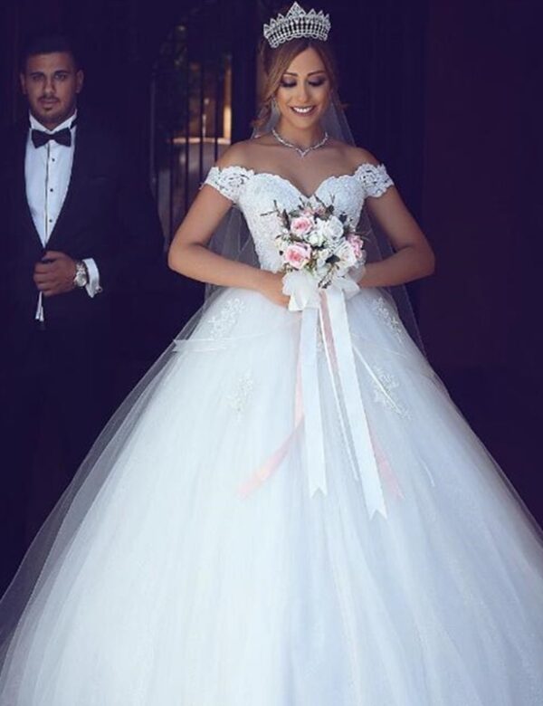 Classic Off-Shoulder Sweetheart Lace Ball Gown Wedding Dress